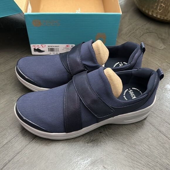 Bzees Women's Refresh Slip On Sneaker - Picture 7 of 7